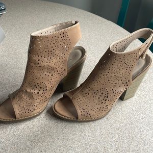 8 1/2 tan/nude sandal with heel open toe